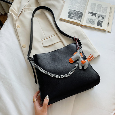 Σύγχρονη γυναικεία τσάντα με αλυσίδα και αξεσουάρ