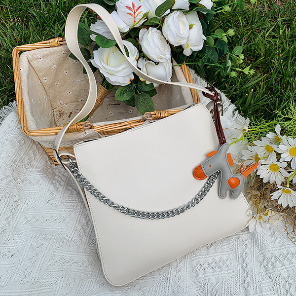 Σύγχρονη γυναικεία τσάντα με αλυσίδα και αξεσουάρ