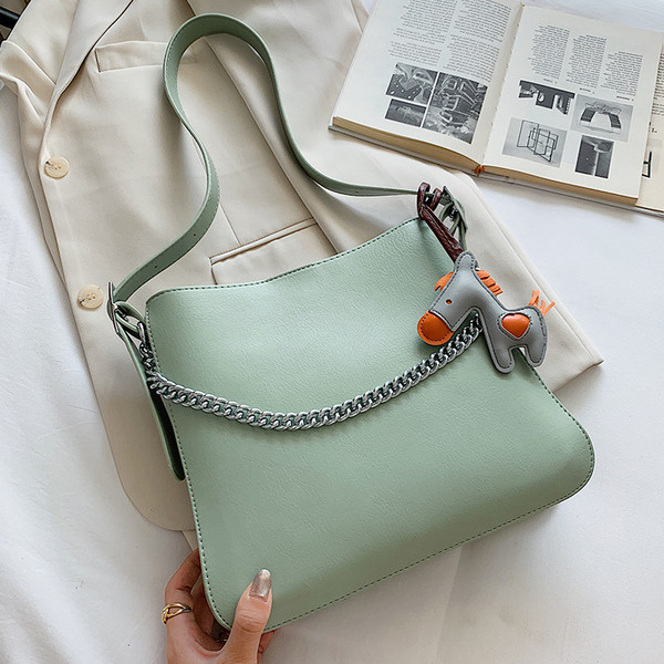 Σύγχρονη γυναικεία τσάντα με αλυσίδα και αξεσουάρ