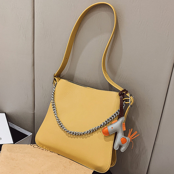 Σύγχρονη γυναικεία τσάντα με αλυσίδα και αξεσουάρ