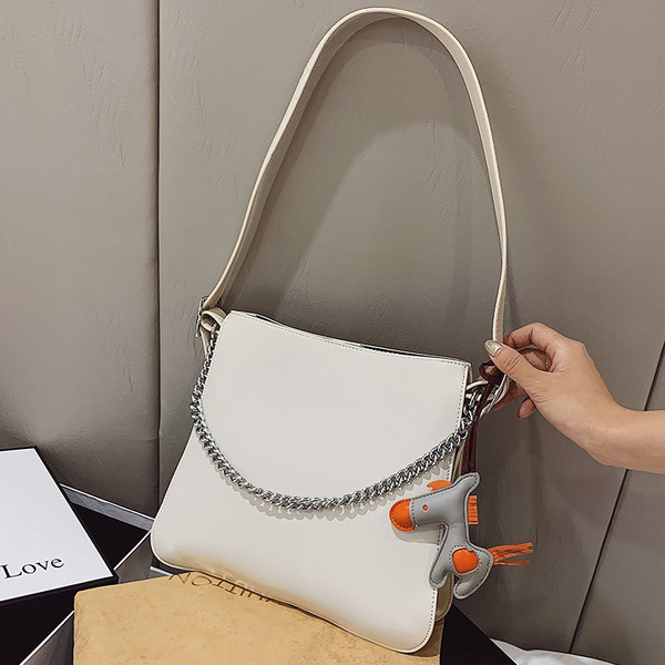 Σύγχρονη γυναικεία τσάντα με αλυσίδα και αξεσουάρ
