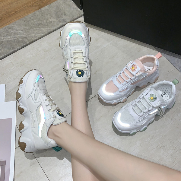 Modern női tornacipő hímzéssel és fűzővel