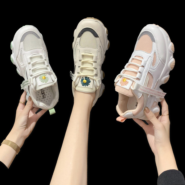 Modern női tornacipő hímzéssel és fűzővel