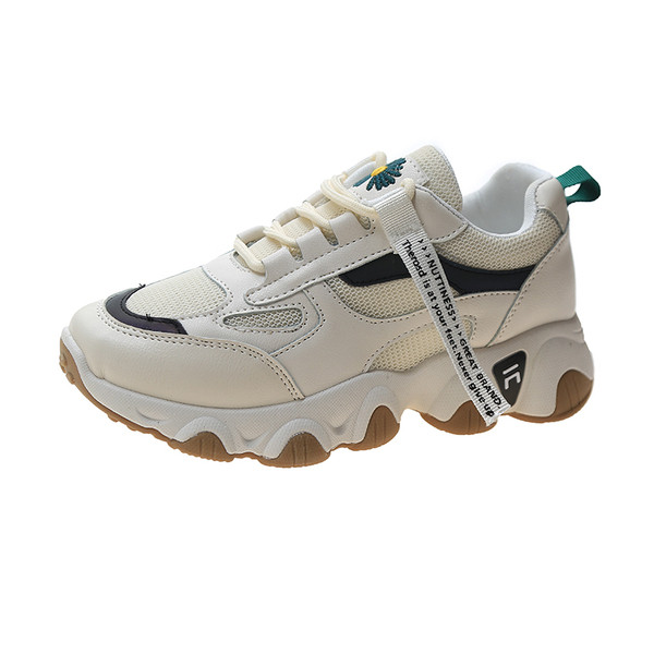 Modern női tornacipő hímzéssel és fűzővel