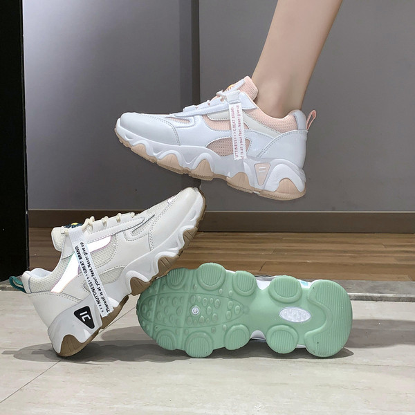 Modern női tornacipő hímzéssel és fűzővel