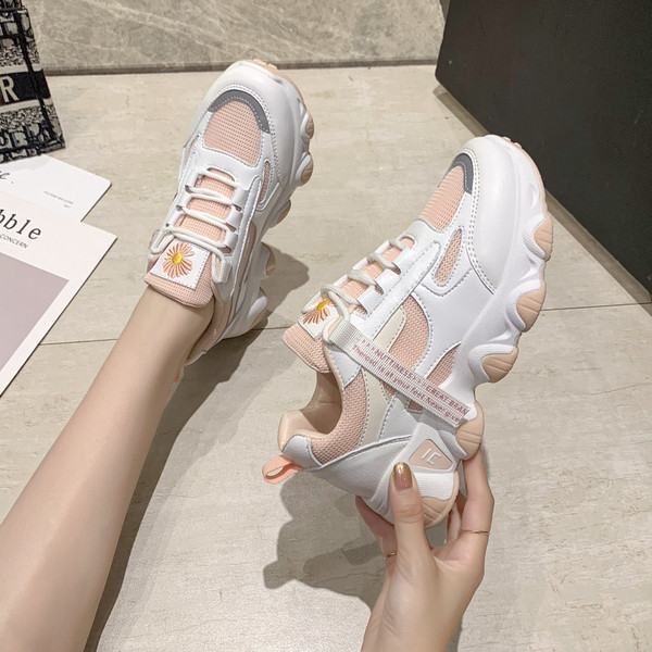 Modern női tornacipő hímzéssel és fűzővel