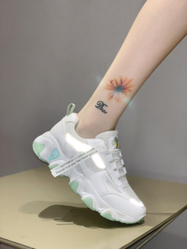 Modern női tornacipő hímzéssel és fűzővel