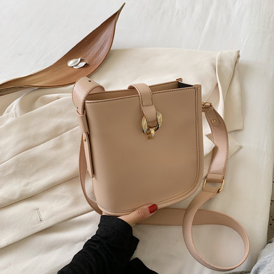 Σύγχρονη γυναικεία τσάντα από οικολογικό δέρμα και μακριά λαβή