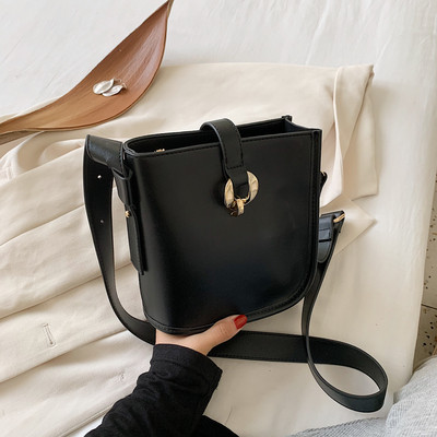 Σύγχρονη γυναικεία τσάντα από οικολογικό δέρμα και μακριά λαβή