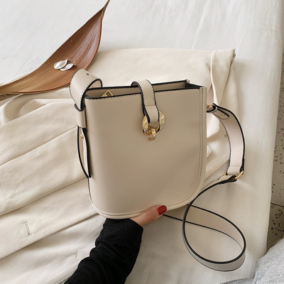 Σύγχρονη γυναικεία τσάντα από οικολογικό δέρμα και μακριά λαβή