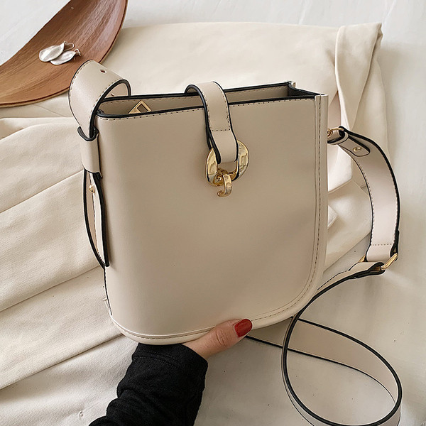 Σύγχρονη γυναικεία τσάντα από οικολογικό δέρμα και μακριά λαβή