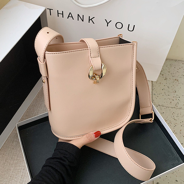 Σύγχρονη γυναικεία τσάντα από οικολογικό δέρμα και μακριά λαβή