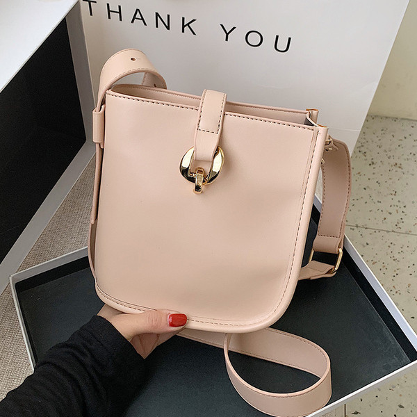 Σύγχρονη γυναικεία τσάντα από οικολογικό δέρμα και μακριά λαβή