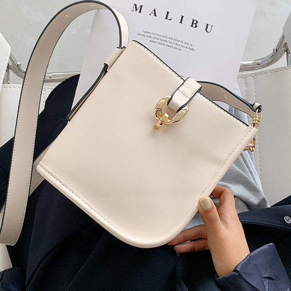 Σύγχρονη γυναικεία τσάντα από οικολογικό δέρμα και μακριά λαβή