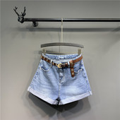 Modern női farmer övvel