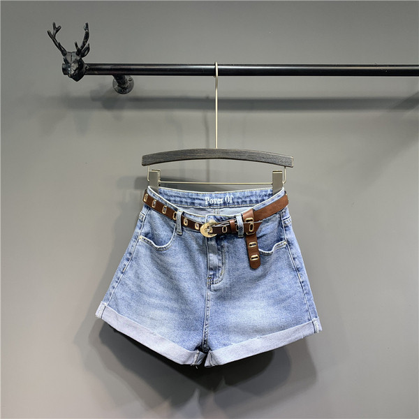 Modern női farmer övvel