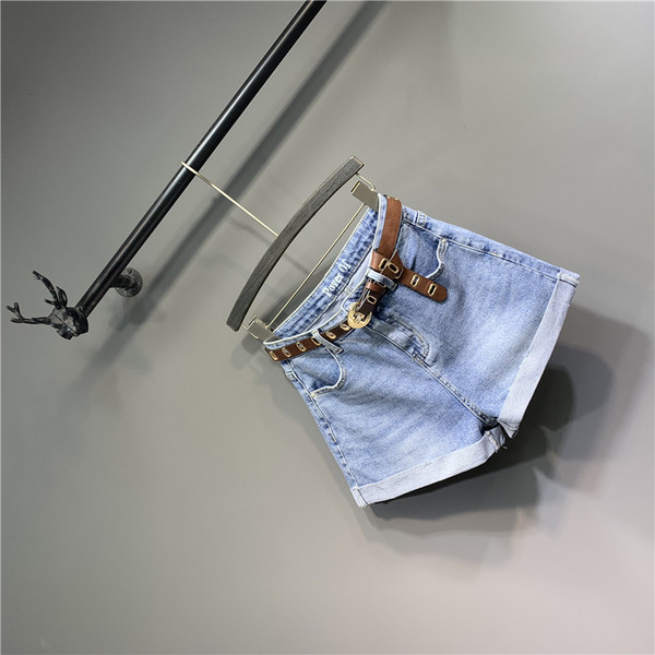 Modern női farmer övvel