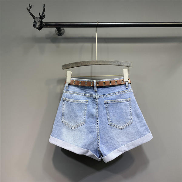 Modern női farmer övvel