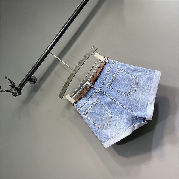 Modern női farmer övvel