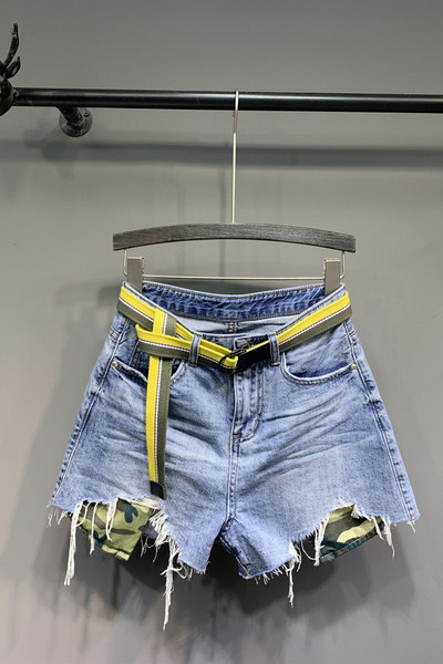 Lezser farmer rövidnadrág szakadt elemekkel és övvel