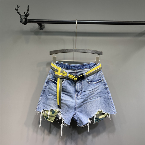 Lezser farmer rövidnadrág szakadt elemekkel és övvel