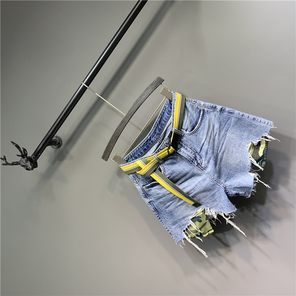 Lezser farmer rövidnadrág szakadt elemekkel és övvel