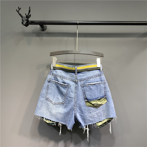 Lezser farmer rövidnadrág szakadt elemekkel és övvel