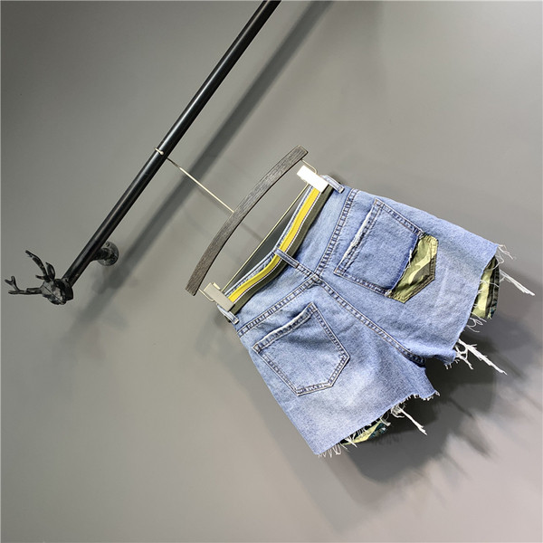 Lezser farmer rövidnadrág szakadt elemekkel és övvel