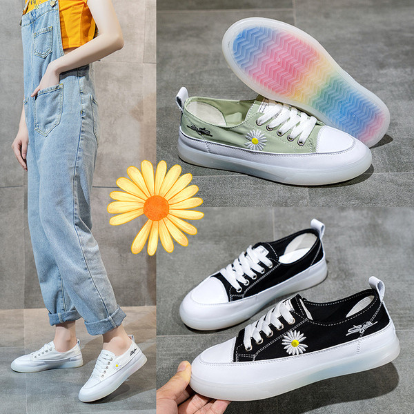 Női tornacipő hímzéssel és lapos talppal fekete, fehér és zöld színben