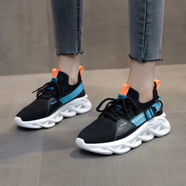 Moderne ženske tenisice s vezicama, natpisom i grubim potplatom