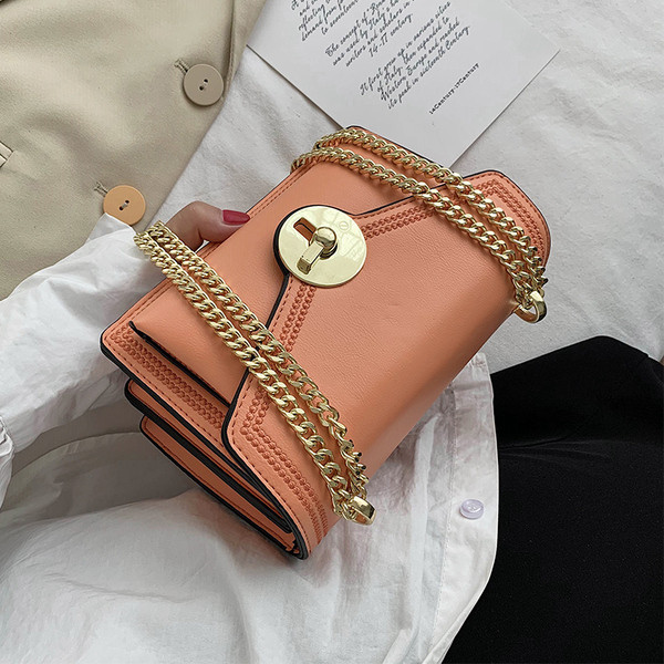 Σύγχρονη γυναικεία τσάντα με μεταλλική μακριά λαβή