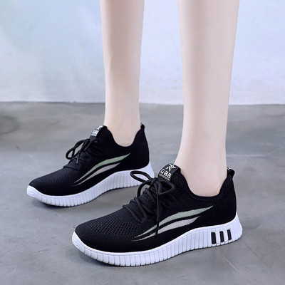 Modern női tornacipő fűzővel és lapos talppal