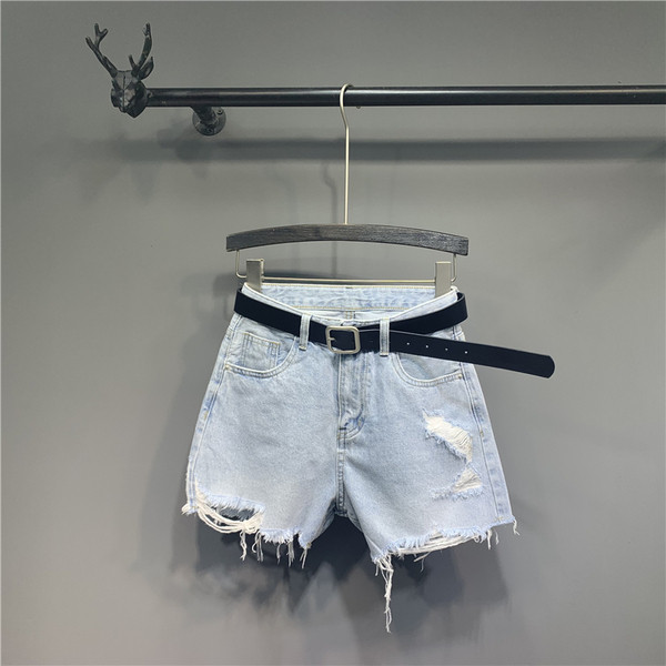 Μοντέρνα γυναικεία σορτς με σκισμένα στοιχεία και ζώνη