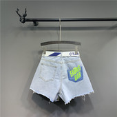 Női alkalmi rövidnadrág övvel és mintával