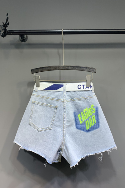 Női alkalmi rövidnadrág övvel és mintával