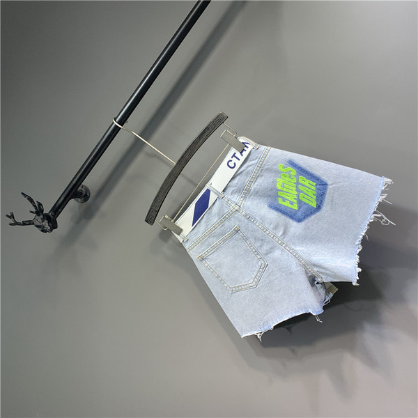 Női alkalmi rövidnadrág övvel és mintával