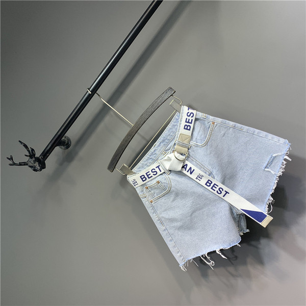 Női alkalmi rövidnadrág övvel és mintával