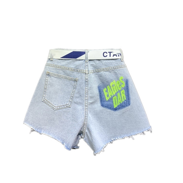 Női alkalmi rövidnadrág övvel és mintával