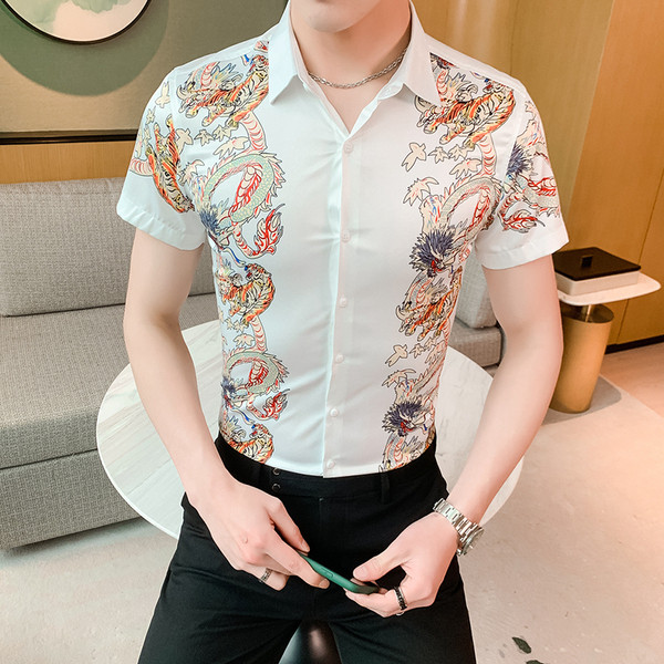 Modern férfi ing klasszikus gallérral, színes mintával