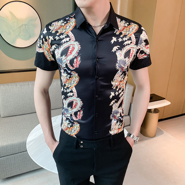 Modern férfi ing klasszikus gallérral, színes mintával