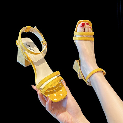 Női szandál új modellje eco velúrból és alacsony vastag sarkúból