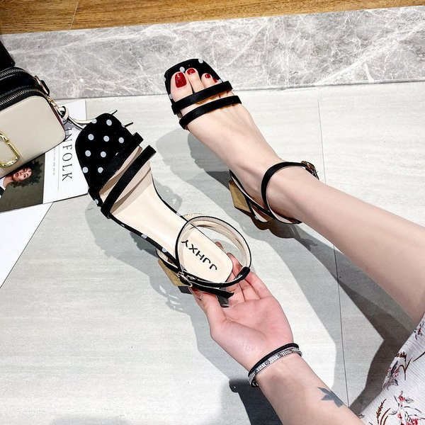 Női szandál új modellje eco velúrból és alacsony vastag sarkúból