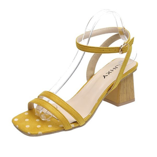 Női szandál új modellje eco velúrból és alacsony vastag sarkúból