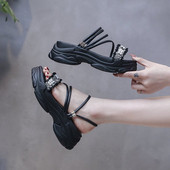 Női szandál durva talppal, vékony pántokkal