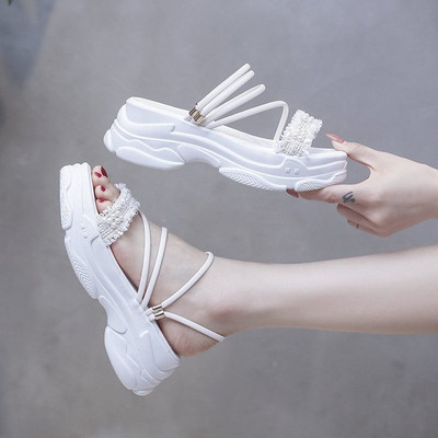 Női szandál durva talppal, vékony pántokkal