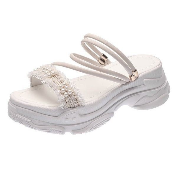 Női szandál durva talppal, vékony pántokkal