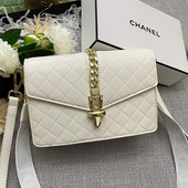 Stílusos női táska fém lánccal és rögzítéssel