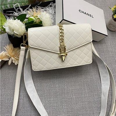 Stílusos női táska fém lánccal és rögzítéssel