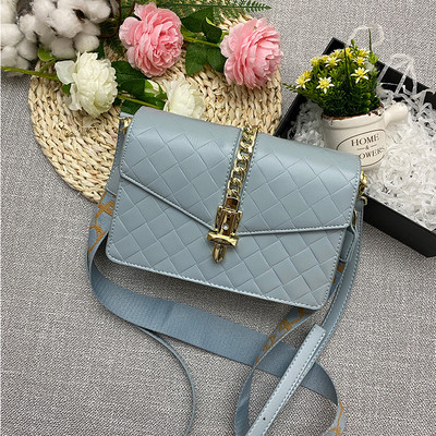 Stílusos női táska fém lánccal és rögzítéssel