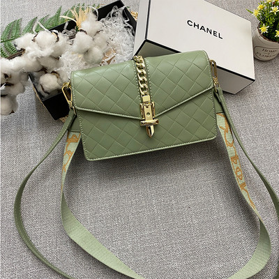 Stílusos női táska fém lánccal és rögzítéssel